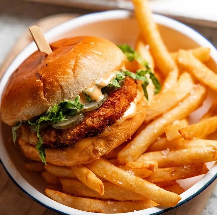 Combo Burger tôm, khoai tây chiên